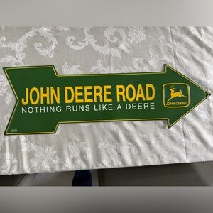 John Deere Road “Nothing Runs Like a Deere” Green & Yellow Metal Arrow Sign